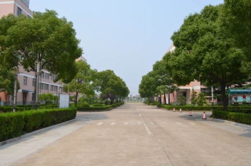 贵阳轻轨学校好不好？