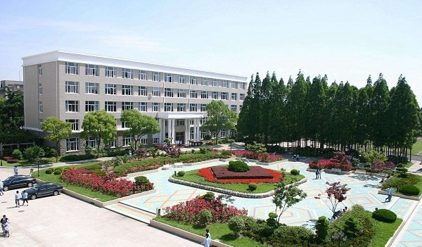 成都石化工业学校